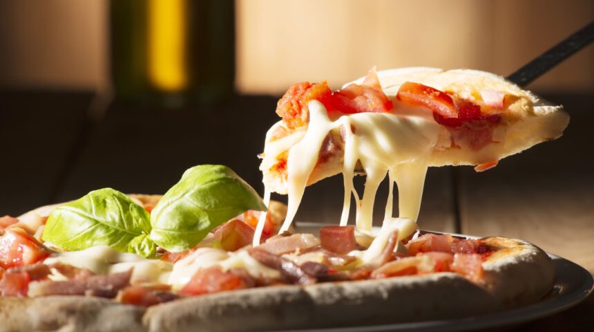 Pizza Vikend – Fast Food Bamboo – Uz dvije naručene male pizze treća GRATIS i za svaku naručenu veliku pizzu GRATIS coca cola od 1 L. Narudžbe putem telefona na broj 051/308 638 ili weba www.fastfoodbamboo.eu.